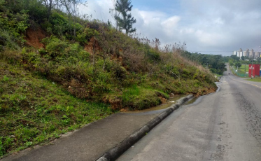 Deslizamento de terra é registrado na Rodovia Archimedes Naspolini