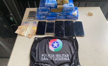 Polícia Militar apreende drogas e prende quatro suspeitos no bairro Cidade Mineira