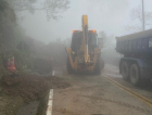 Equipe limpa pista após queda de barreira na Serra do Rio do Rastro (FOTOS e VÍDEO)