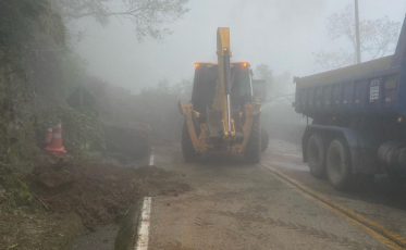 Equipe limpa pista após queda de barreira na Serra do Rio do Rastro (FOTOS e VÍDEO)