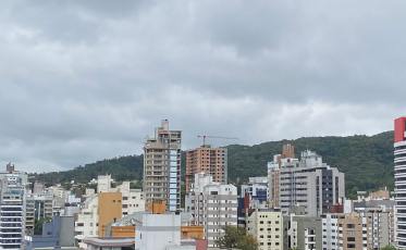 Semana começa com sol entre nuvens no Sul de SC