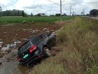 Carro cai em plantação de arroz em Forquilhinha  