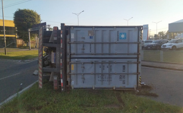Caminhão tomba e deixa trânsito lento na Avenida Centenário 