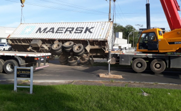 Carga de caminhão que tombou na Avenida Centenário é retirada da pista (FOTOS)
