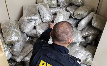 PRF encontra “supermaconha” em fundo falso de caminhão na BR-101 
