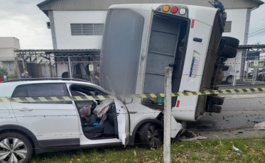 Acidente com ônibus escolar, carro e caminhão deixa três feridos em Criciúma
