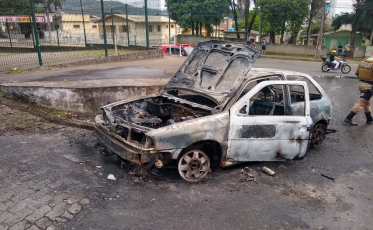 Carro pega fogo e motorista fica ferido em Criciúma
