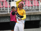 Arilson treina e deve estar em campo contra o Vasco