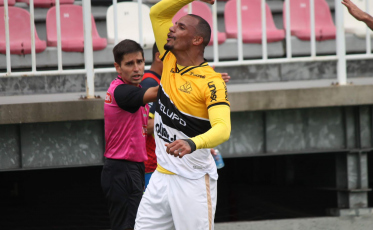 Arilson treina e deve estar em campo contra o Vasco