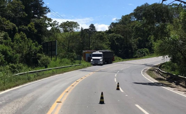 Incêndio atinge carreta na SC-108 em Urussanga 