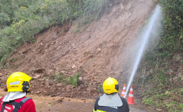 Equipe realiza ação preventiva para novos deslizamentos na Serra do Rio do Rastro