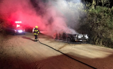 Incêndio atinge carro em Urussanga