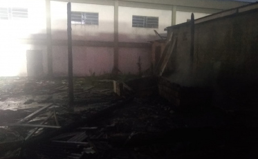Imóvel abandonado é consumido por incêndio em Criciúma