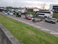 Manifestantes em Içara, bairro Vila Nova, um dos pontos bloqueados no Sul de SC. 