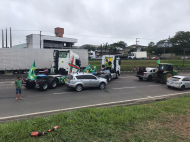 Manifestantes em Içara, bairro Vila Nova, um dos pontos bloqueados no Sul de SC. Foto: Enio Biz/4oito