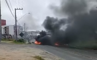 Bolsonaristas fecham dois trechos da SC-108 no Sul (VÍDEO)