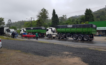 Urussanga também registra trecho interditado por manifestantes (FOTOS E VÍDEOS)