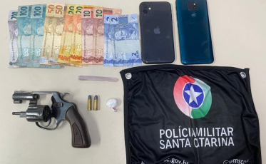 PM prende trio por porte ilegal de arma e suspeita de assalto em Criciúma