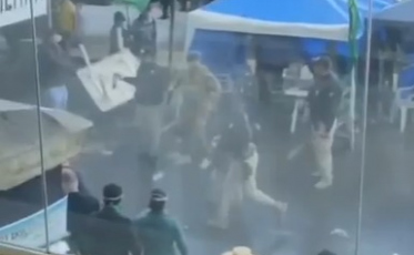 Policiais são agredidos por manifestantes após liberação de rodovia (VÍDEO)