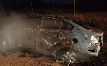 Incêndio atinge veículo e mobiliza bombeiros em Içara