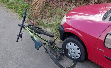 Cocal do Sul: Ciclista fica ferido após ser atropelado por carro na SC-108 (VÍDEO)