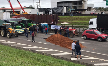 Da falta de gasolina à paralisação de serviços: Veja os prejuízos causados pelos bloqueios em rodovias de SC