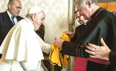 Papa Francisco recebe camisa oficial do Tigre