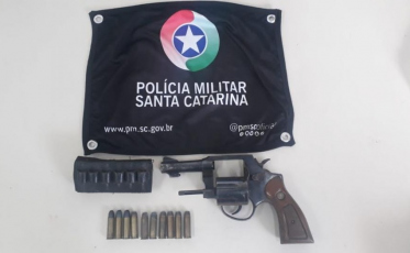 Homem é preso por agressão e porte ilegal de arma em Criciúma 