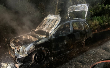 Carro em chamas é encontrado pelos bombeiros em Criciúma