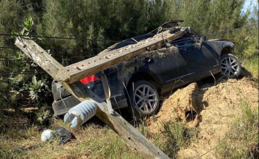 Jaguaruna: Motorista colide contra poste após perder controle da direção