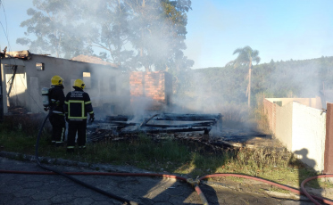 Incêndio destrói três residências e deixa uma pessoa ferida em Urussanga