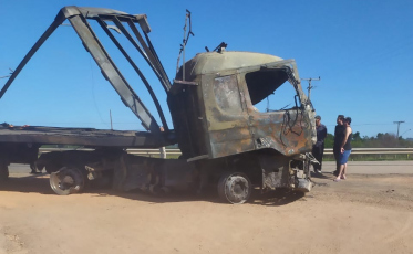 Caminhão pega fogo na BR-101 e deixa trânsito lento (FOTOS E VÍDEO)