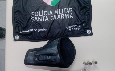 PM apreende arma de fogo e munições em Criciúma