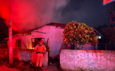 Incêndio em casa de alvenaria destrói bens em Araranguá 
