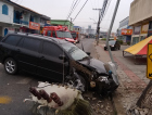 Criciúma: Carro bate em poste e transformador cai em pista  