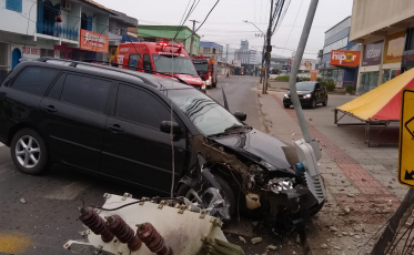 Criciúma: Carro bate em poste e transformador cai em pista  