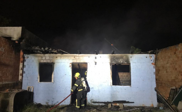 Incêndio destrói residência em Criciúma