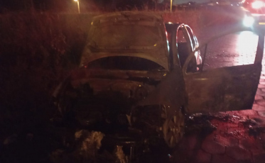 Bombeiros combatem incêndios em veículos