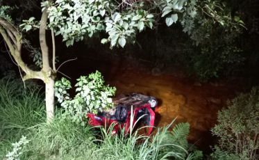 Urussanga: Motorista perde controle do veículo, capota e cai em rio