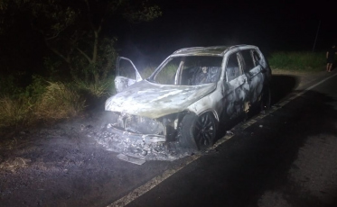 Veículo pega fogo e fica destruído em Araranguá