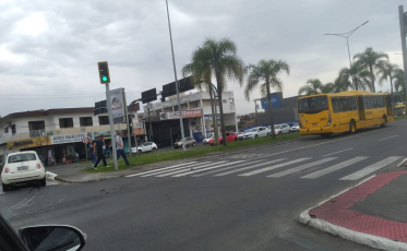 Carro colide contra lateral de ônibus amarelinho em Criciúma