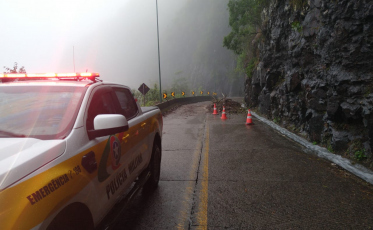 Nova queda de barreira deixa trânsito em meia pista na Serra do Rio do Rastro