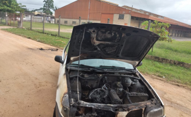 Araranguá: Moradores apagam fogo em carro com mangueira de jardim  