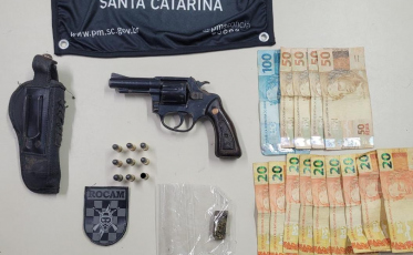 Casal é preso porte de arma e drogas em Balneário Esplanada 