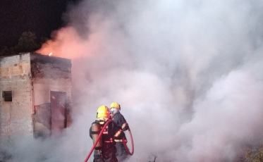 Incêndio deixa residência destruída em Araranguá