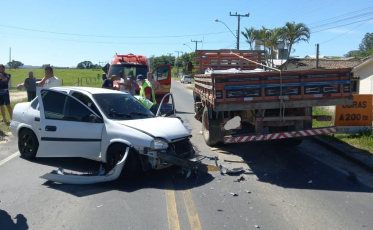Morro da Fumaça: Homem fica ferido após colisão entre carro e caminhão