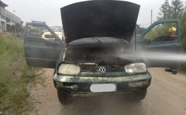 Princípio de incêndio atinge veículo em Içara