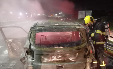 Bombeiros combatem incêndio em veículo na BR-101