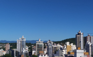 Sexta-feira com céu claro e máxima de 30°C