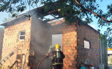 Incêndio atinge residência em Balneário Arroio do Silva